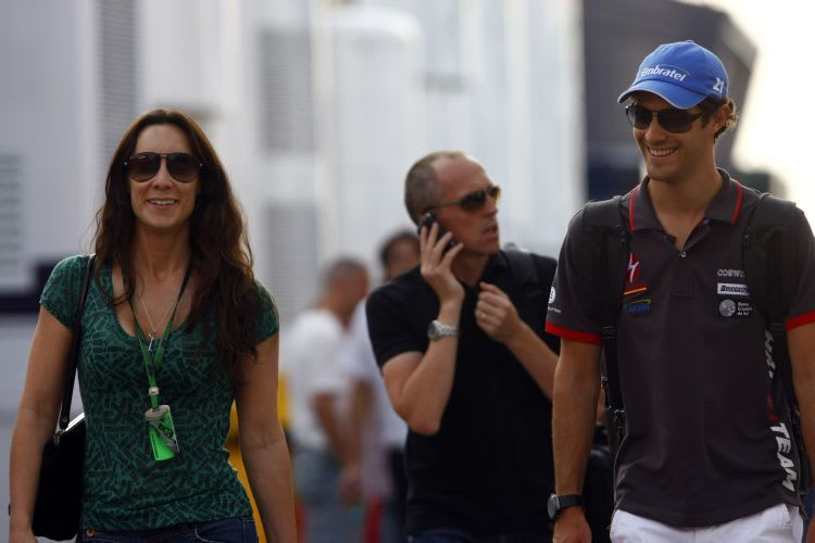 Bruno Senna (rechts) auf dem Weg zur Arbeit