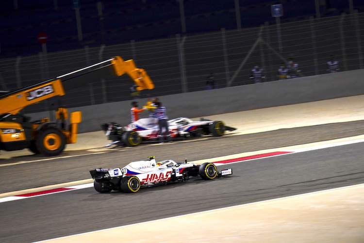 Mick Schumacher zischt am Wagen seines Haas-Stallgefährten Nikita Mazepin vorbei