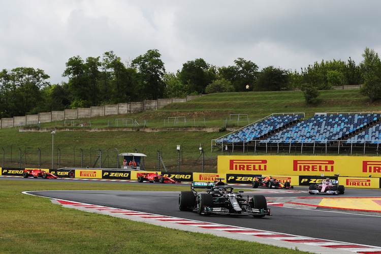 Lewis Hamilton fährt auf und davon