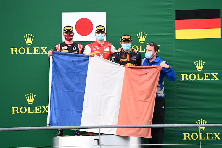 Mick Schumacher nach seinem dritten Platz am Samstag auf dem Podium