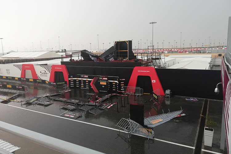 Das Siegerpodest wurde vom Sturm verwüstet