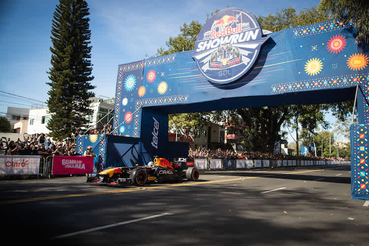 Sergio Pérez rückte im RB7 zum Showrun aus  