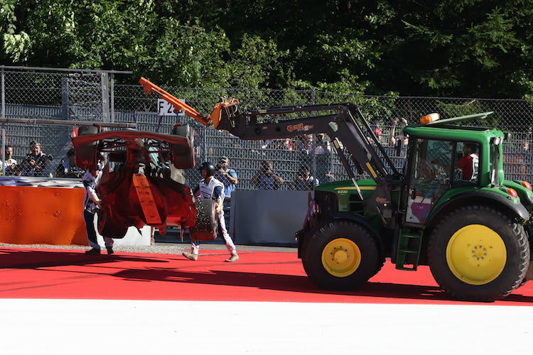 Der Silberpfeil von George Russell musste nach dem Abflug abgeschleppt werden