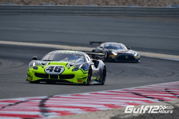 Der Ferrari 488 GT3 von Valentino Rossi, Luca Marini und Alessio Salucci bei den 12h Gulf 2021 vor dem Mercedes-AMG GT3 von Ram Racing