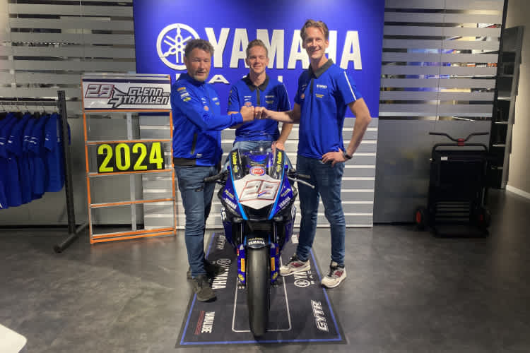 Teamprinzipal Ronald ten Kate, Glenn van Straalen und Teammanager Kervin Bos (v.l.)