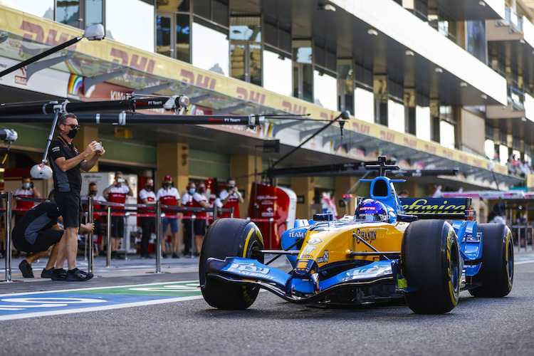 Fernando Alonso mit dem 2005er Renault in Abu Dhabi