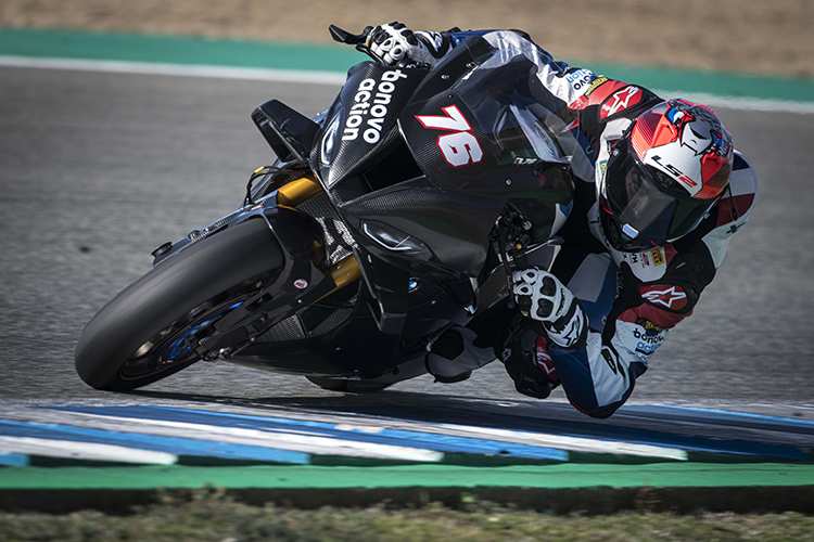 Loris Baz bei seinem Roll-out mit der BMW