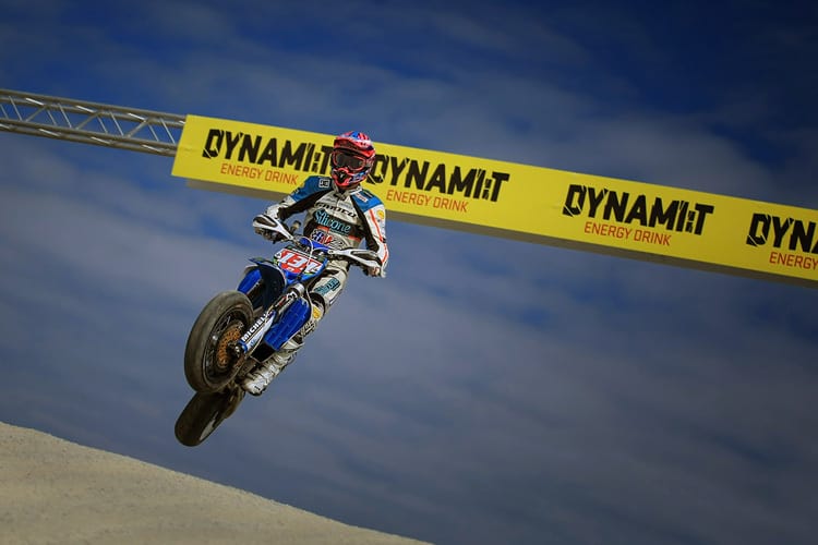 Mauno Hermunen fährt und fliegt den Gegnern in Estland davon