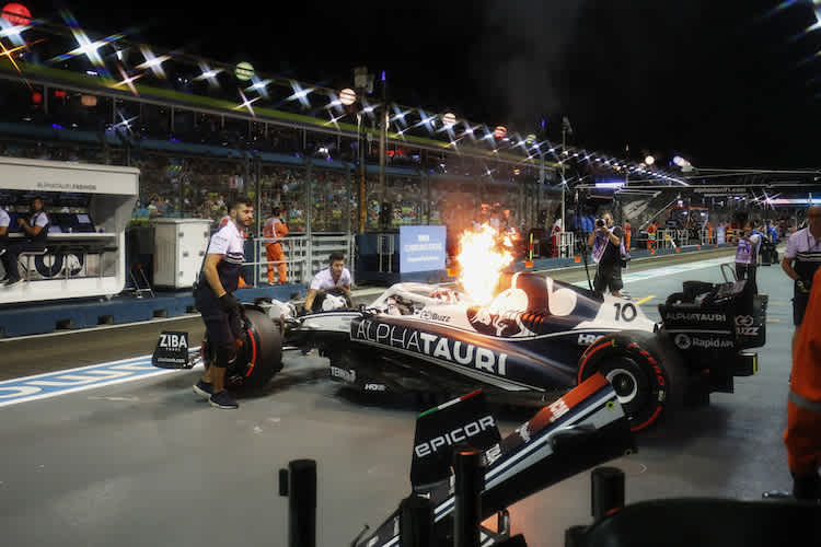 Schrecksekunde für Pierre Gasly: Plötzlich stand der AlphaTauri-Renner in Flammen