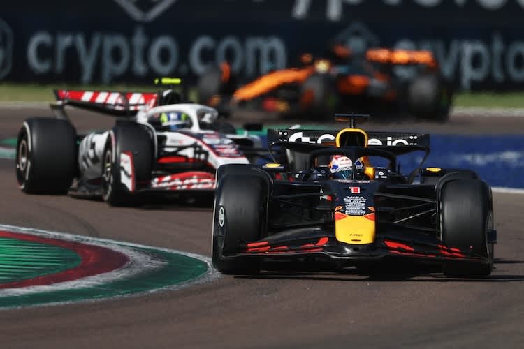 Max Verstappen in Imola vor Oliver Bearman