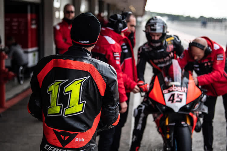 Sandro Cortese (11) mit Scott Redding (45)