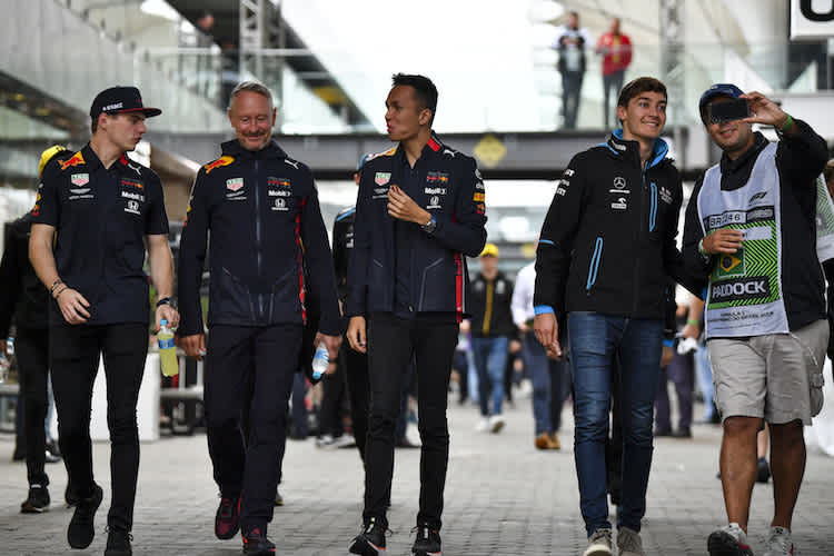 Max Verstappen (ganz links) und George Russell (Zweiter von rechts) haben am meisten überzeugt