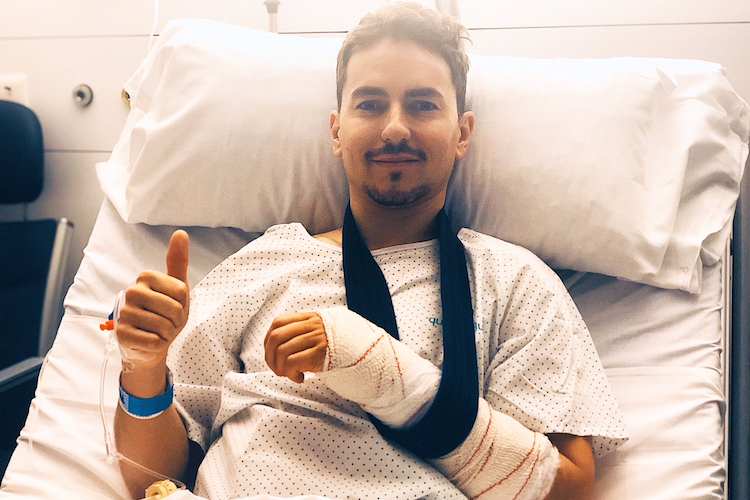 Daumen hoch: Jorge Lorenzos OP ist gut verlaufen