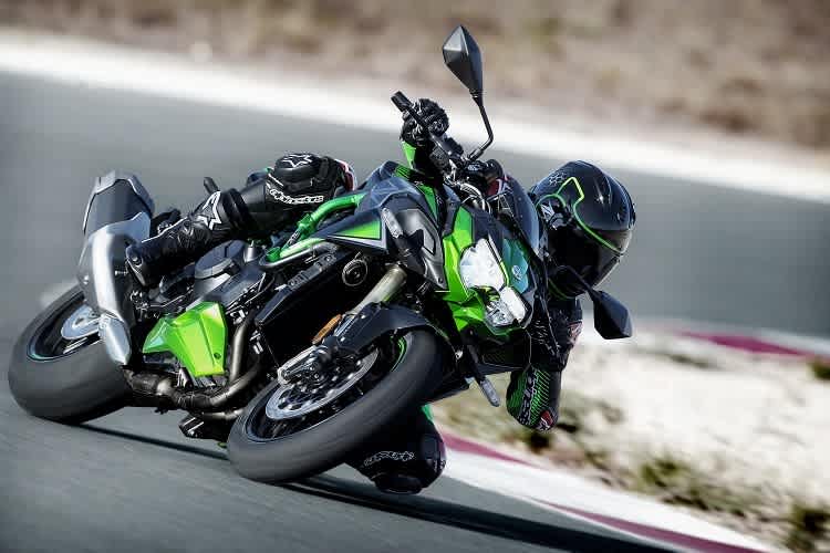Kawasaki H2 SE: Die Kompressor-Power wird beim Modell SE von einem elektronischen Fahrwerk und einer hochwertigeren Vorderbremse im Zaum gehalten