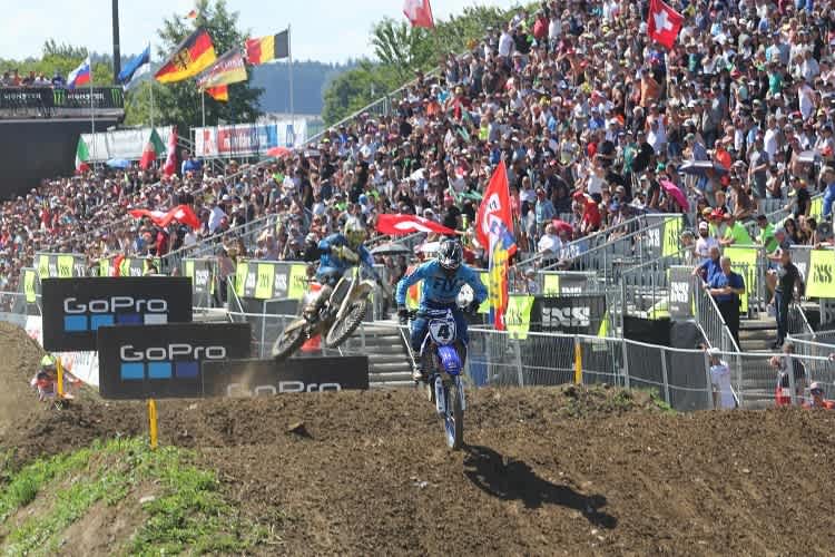 Unvergesslich: Arnaud Tonus (4) gewinnt nach rundenlangem Duell gegen Max Anstie den ersten Lauf an seinem Heimrennen