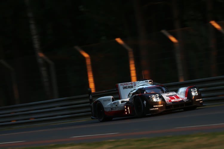 Führt die 24h von Le Mans an: Der Porsche 919 Hybrid von Jani, Lotterer und Tandy