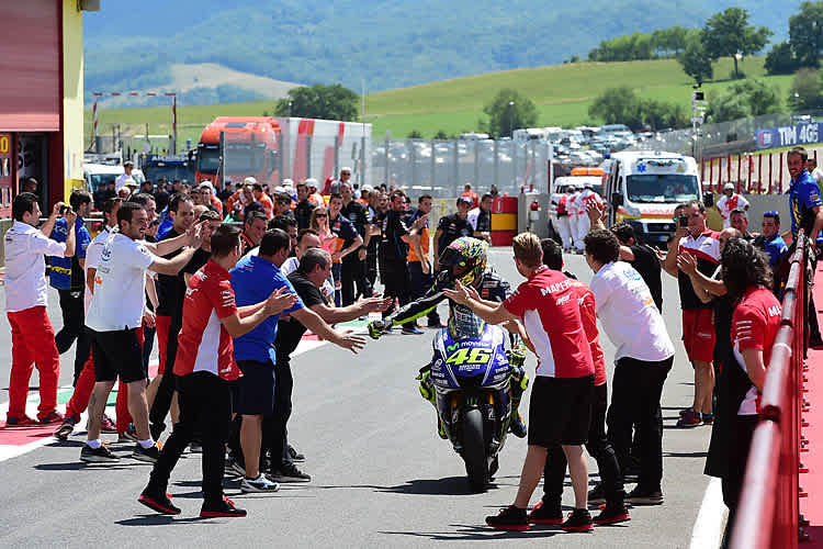 In Mugello wird Valentino Rossi von den italienischen Fans wie ein König gefeiert