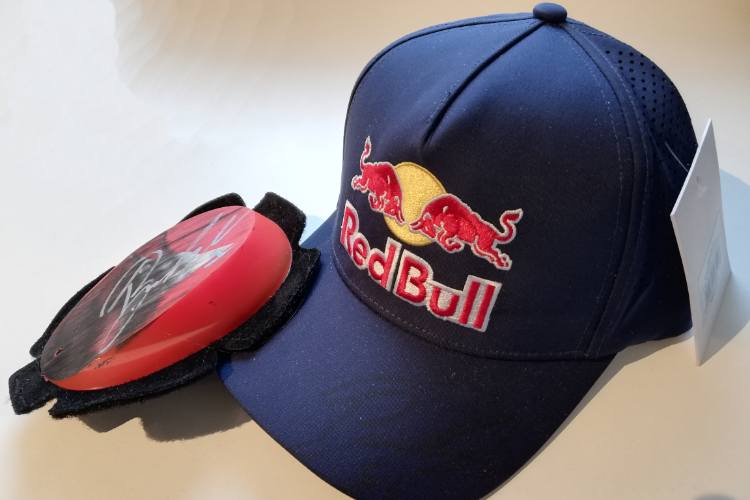 Kappe und Knieschleifer hat Toprak für uns signiert