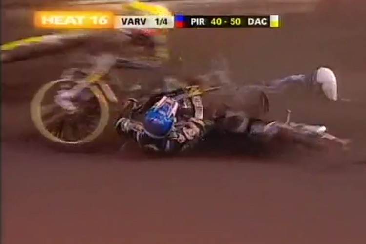 Kurz danach flog Andersen (li.) über den Zaun