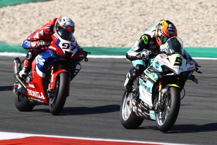 Philipp Öttl vor Honda-Werksfahrer Xavi Vierge