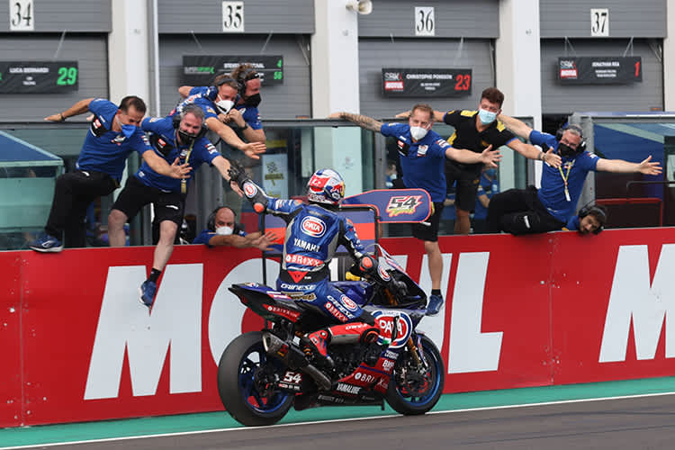 Sieger Toprak Razgatlioglu klatschte seine Crew ab