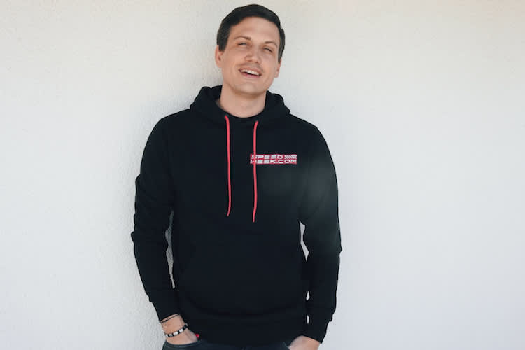 Stylisch und funktional: Im exklusiven SPEEDWEEK.com-Hoodie sieht jeder Fan gut aus