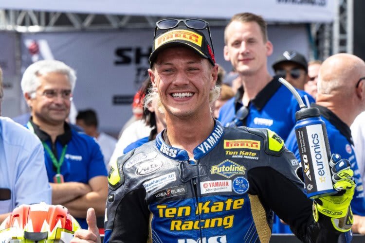 Dominique Aegerter - um Hintergrund Andrea Dosoli (li) und Kervin Bos (re) von Ten Kate