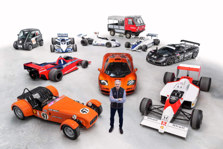 Gordon Murray inmitten seiner Kreationen