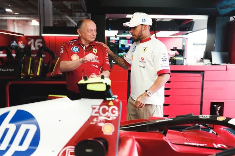 Ferrari-Teamchef Fred Vasseur mit Schützling Lewis Hamilton