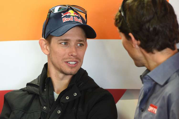 Casey Stoner im Gespräch mit TV-Kommentator Chris Vermeulen