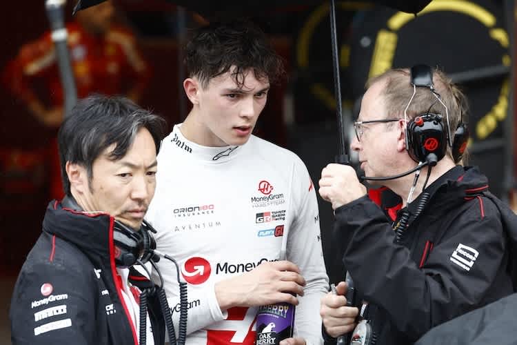 Haas-Teamchef Komatsu, Oliver Bearman, Renningenieur Slate