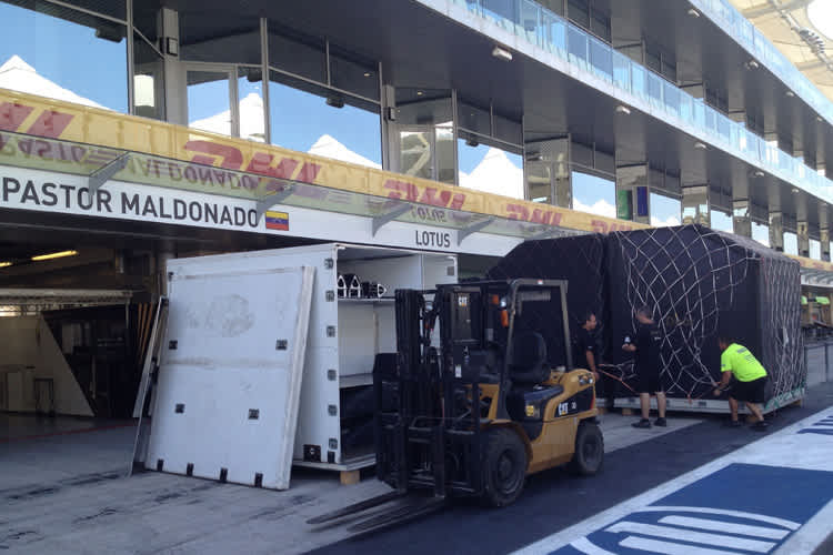 Kurz nach 8.00 Uhr in Abu Dhabi: Die Luftfracht von Lotus ist an der Rennstrecke angekommen