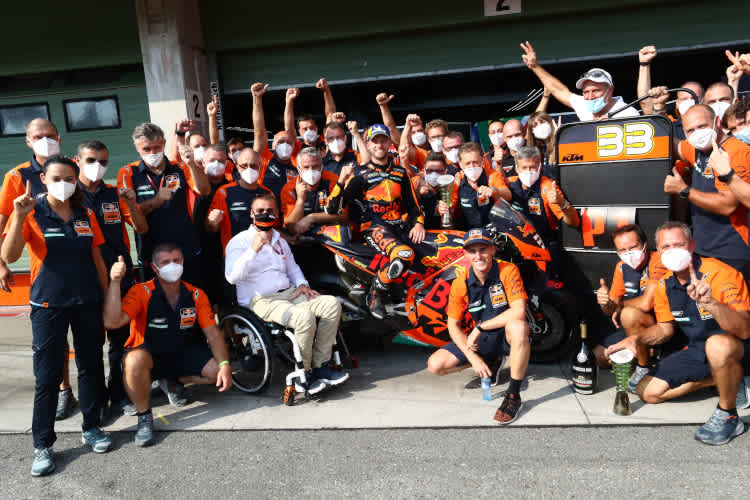 Applaus: KTM feiert ersten MotoGP-Sieg durch Brad Binder in Brünn