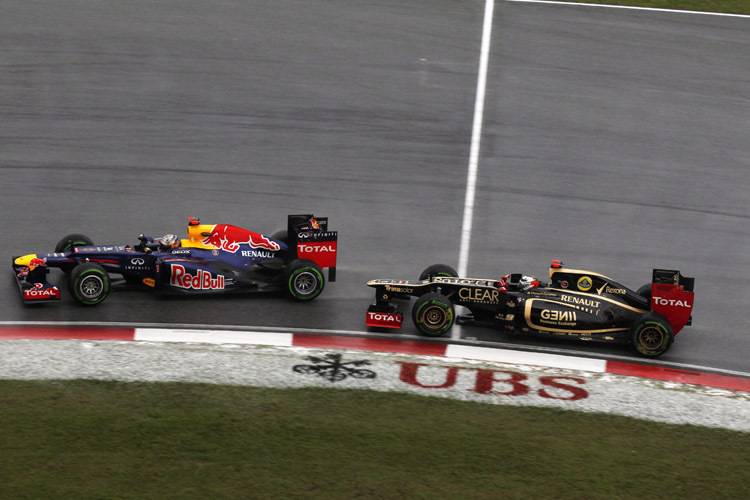 Vettel im Duell mit dem Lotus von Kimi Räikkönen