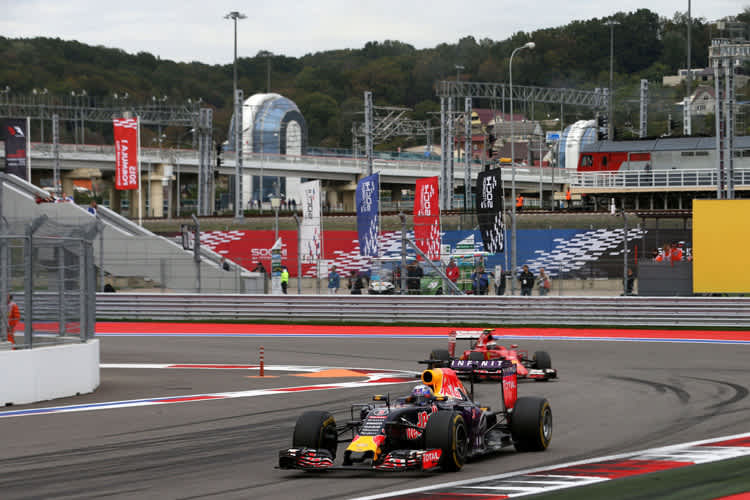 Daniel Ricciardo in Sotschi vor Kimi Räikkönen