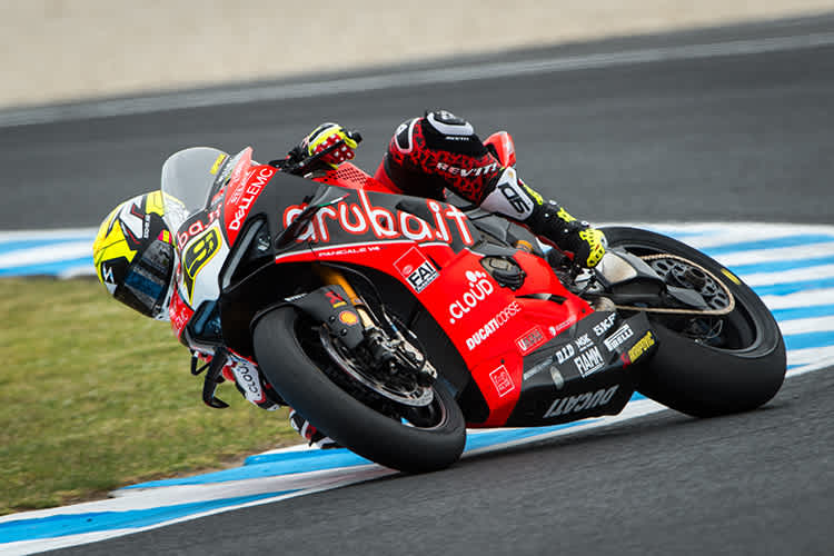 Alvaro Bautista driftet am Kurvenausgang