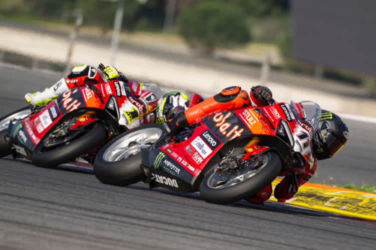 Ein derzeitiges Sinnbild: Nicolo Bulega liegt vor Alvaro Bautista