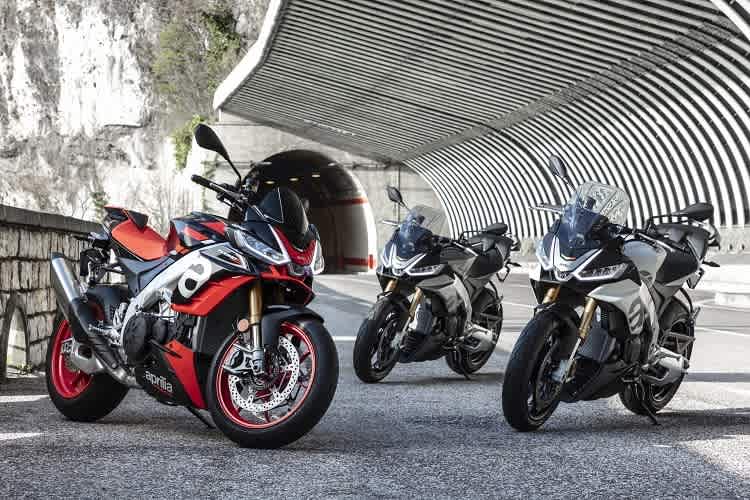 Aprilia Tuono V4, vorne die Factory mit elektronischem Öhlins-Fahrwerk, hinten die beiden Farbvarianten des Basismodells