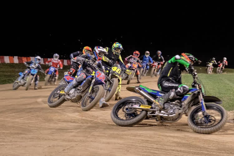 Flat-Track-Rennen auf der Ranch: Gefahren wird auch bei Flutlicht