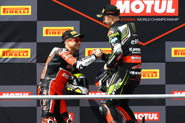Alvaro Bautista (li.) gratulierte Jonathan Rea