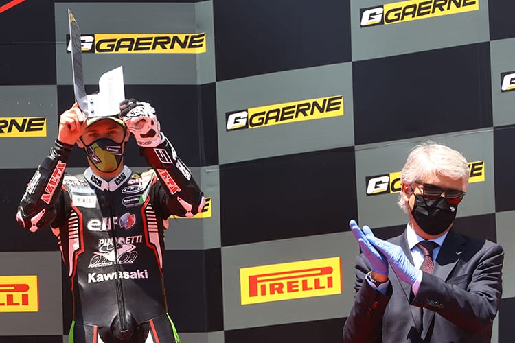 Philipp Öttl bekam den Pokal von FIM-Chef Jorge Viegas