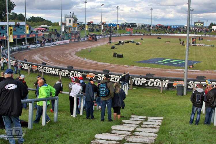 Viele Fans wunderten sich, dass die Bahn vor dem Rennen nicht abgedeckt wurde