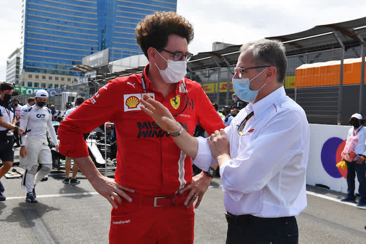 Mattia Binotto und Stefano Domenicali 2021 in Baku