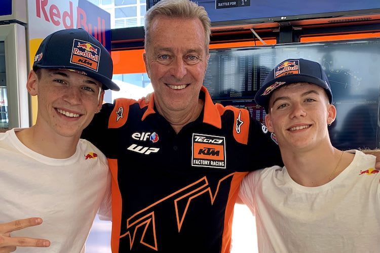 Hervé Poncharal mit seinen Fahrern für 2023: Links Filippo Farioli und rechts Dani Holgado