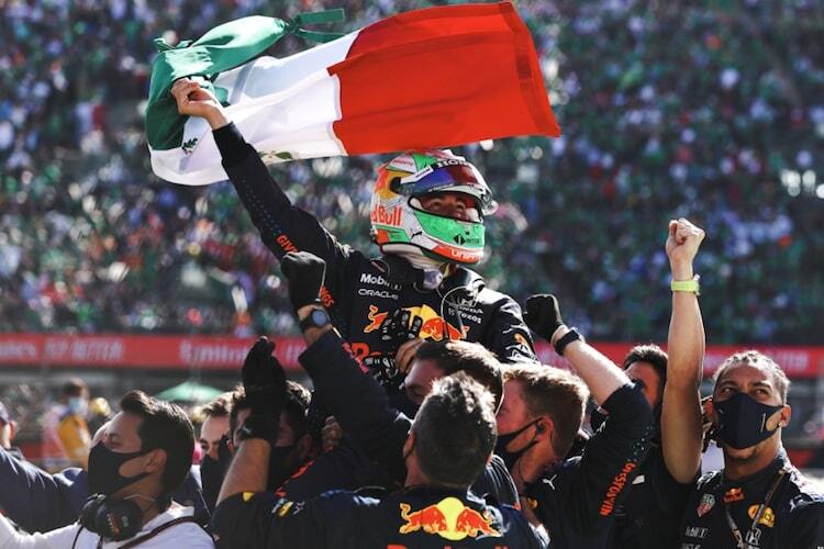 Sergio Pérez lässt sich feiern