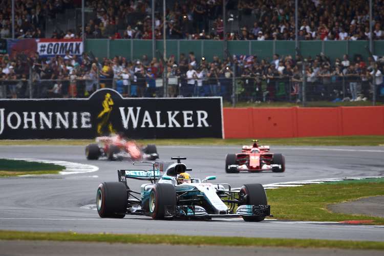 Lewis Hamilton vor den Ferrari in Silverstone