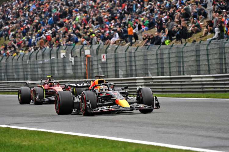 Max Verstappen vor Charles Leclerc