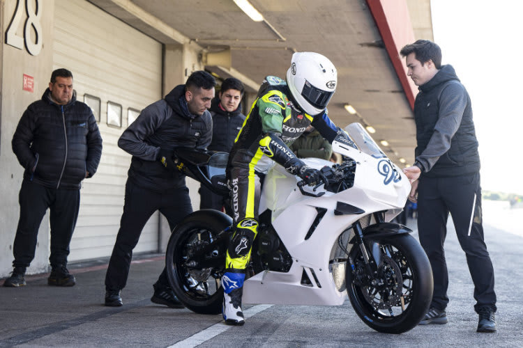 Tarran Mackenzie beim Roll-out mit der Honda in Portimao