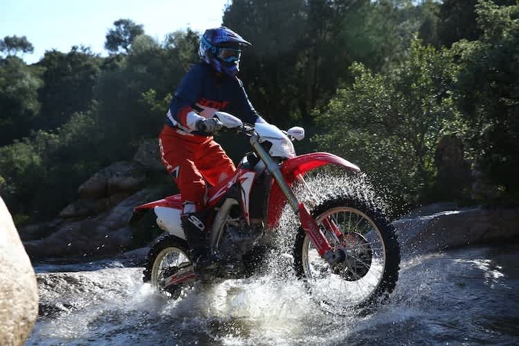 Um die 450er Honda auf rutschigem Untergrund sicher zu bewegen, braucht es schon etwas Übung