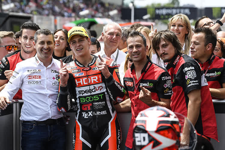 Luca Boscoscuro (ganz links) mit Quartararo nach dem Sieg in Barcelona 2018